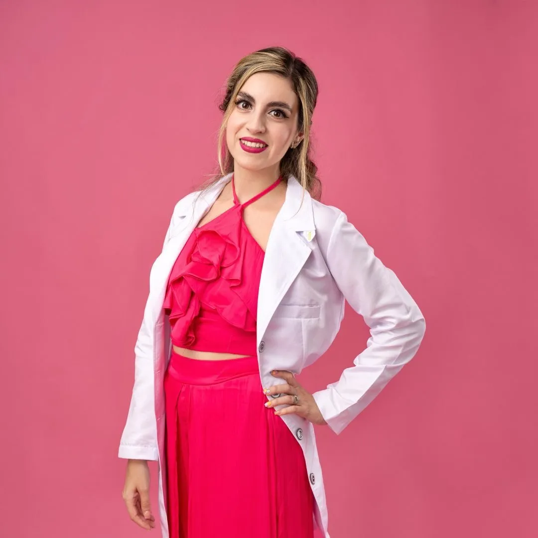 Dra. Anahí Olmos, médica estética en Mexicali, con bata blanca