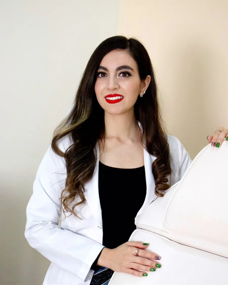 La Dra. Anahí Olmos con bata blanca
