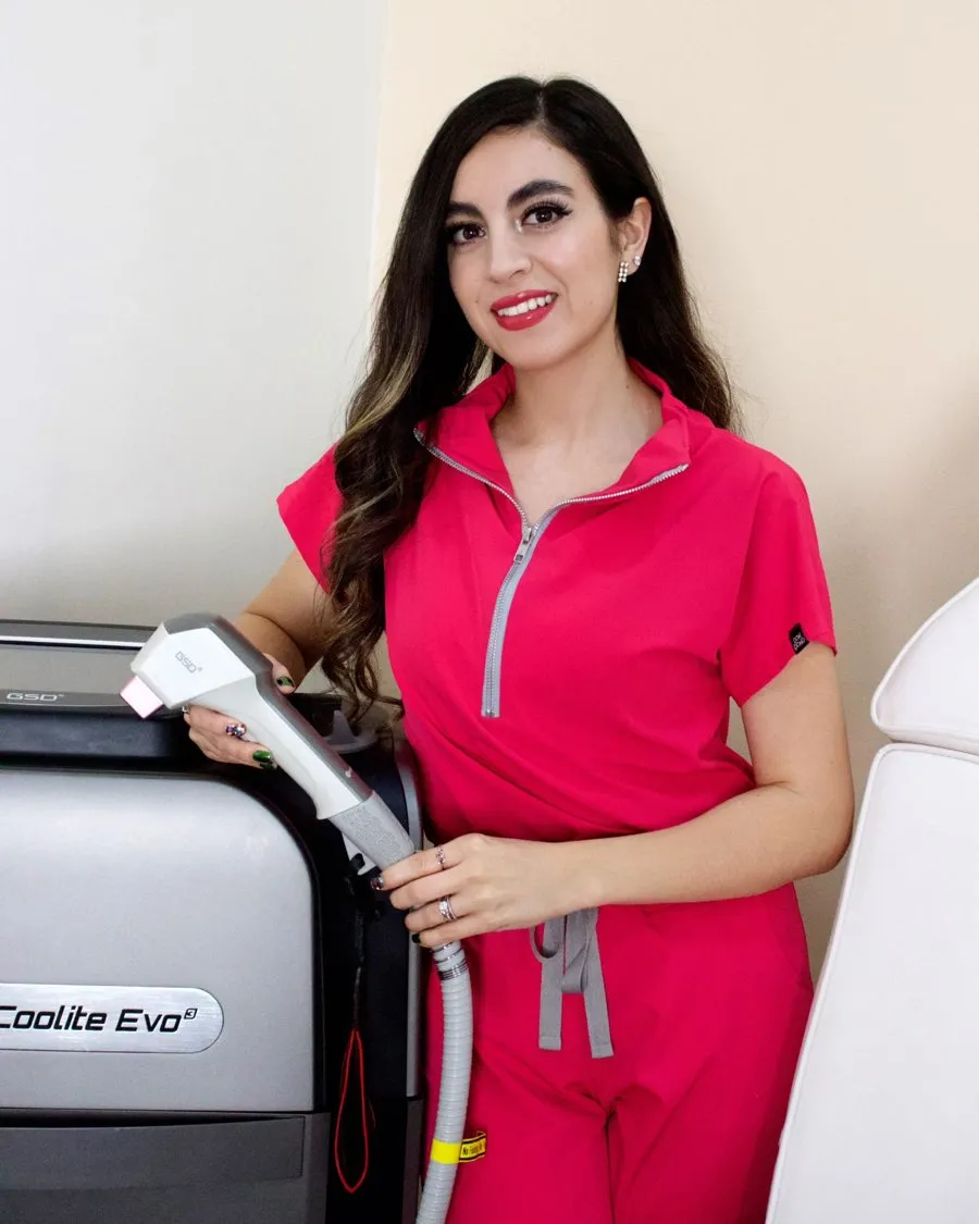 La Dra. Anahí Olmos junto al equipo de depilación láser