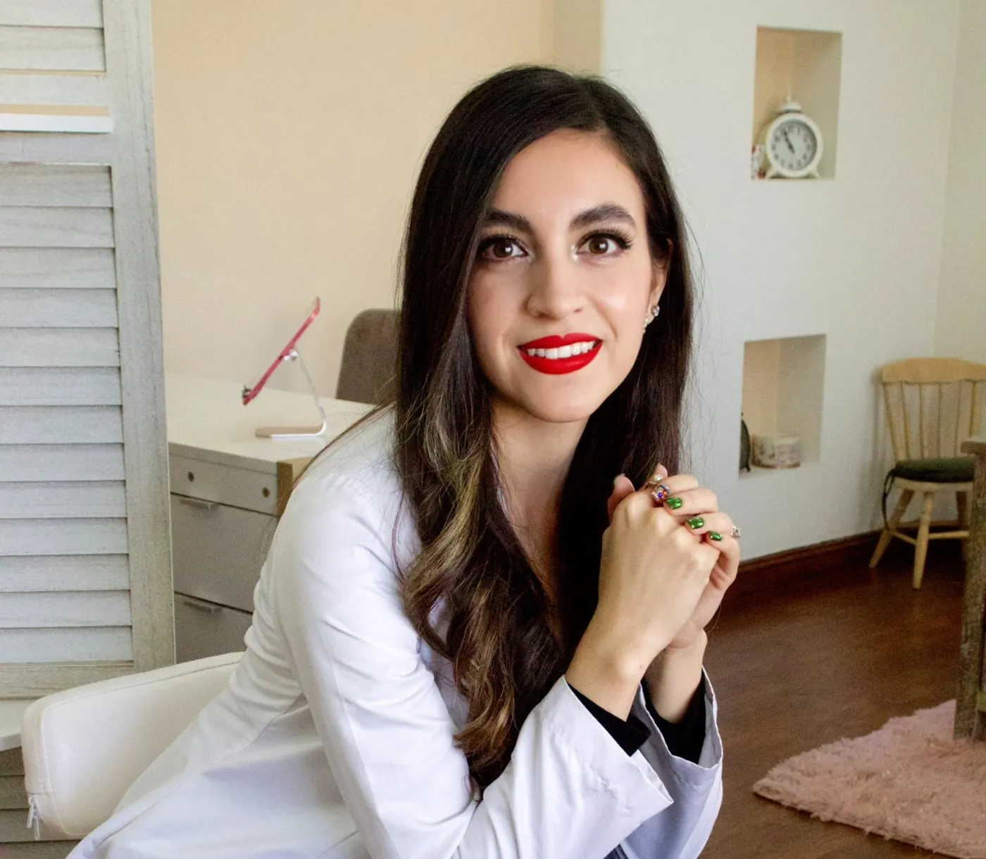 La Dra. Anahí Olmos con bata blanca en su consultorio de Mexicali