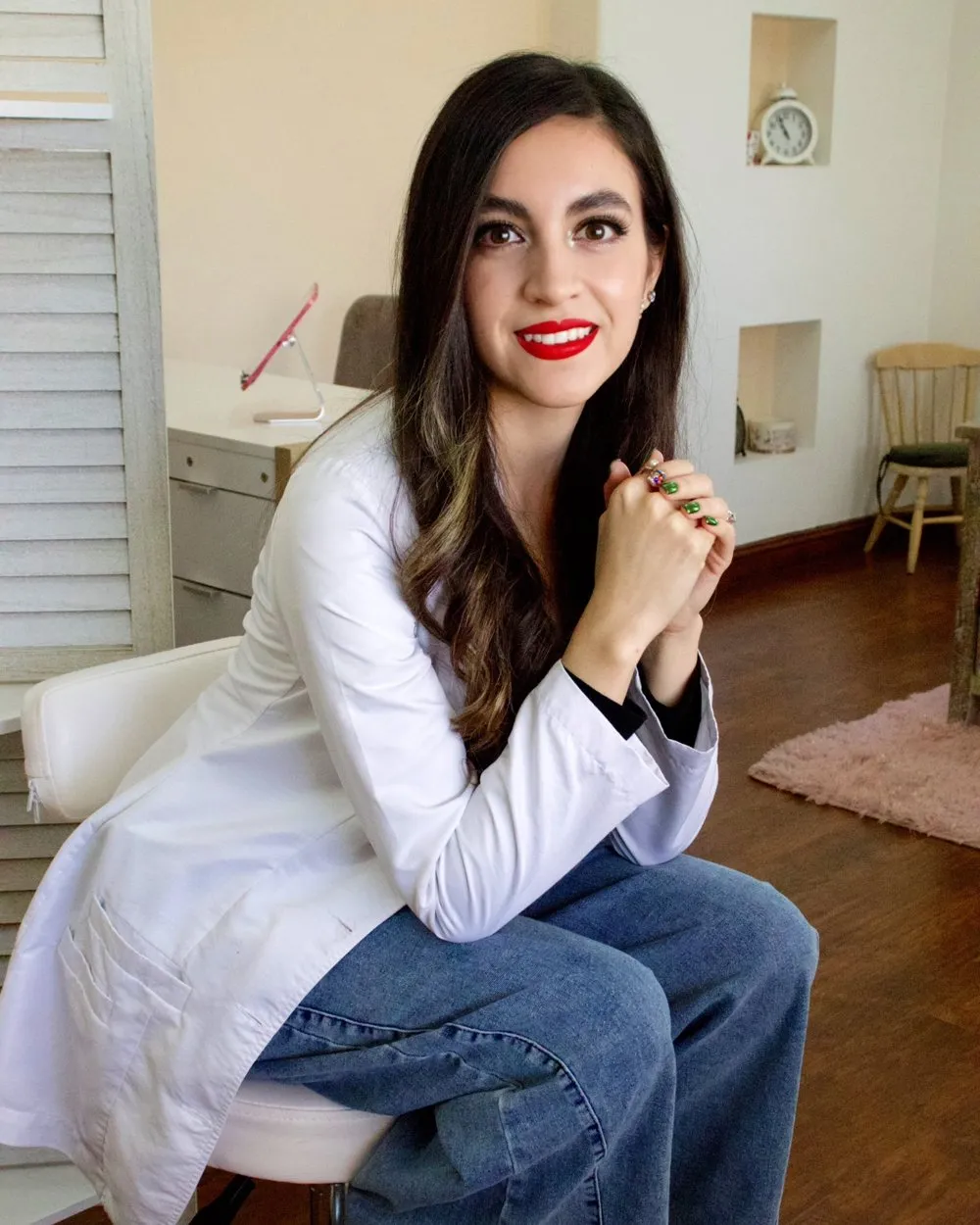La Dra. Anahí Olmos sentada en su consultorio