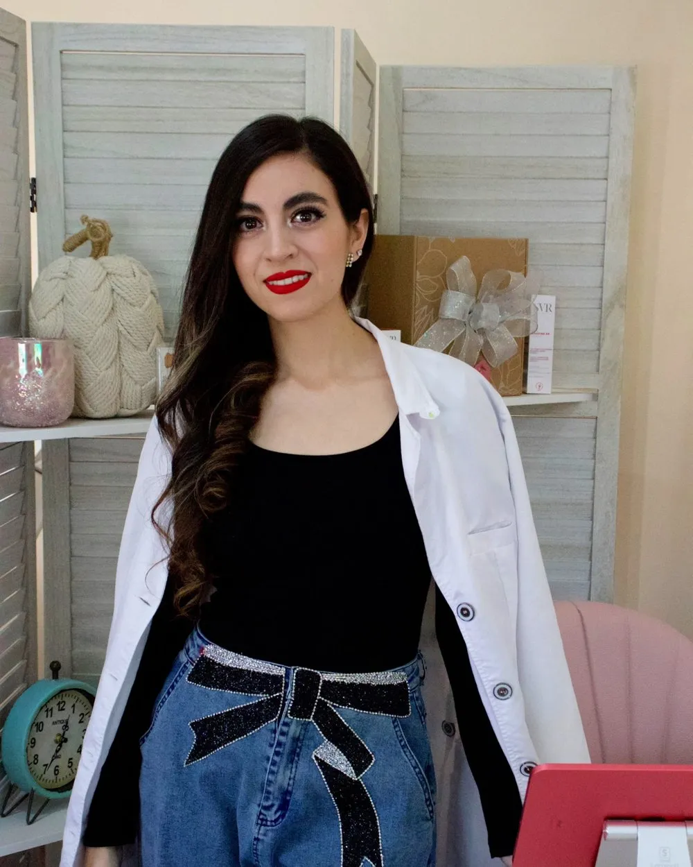 La Dra. Anahí Olmos con bata blanca
