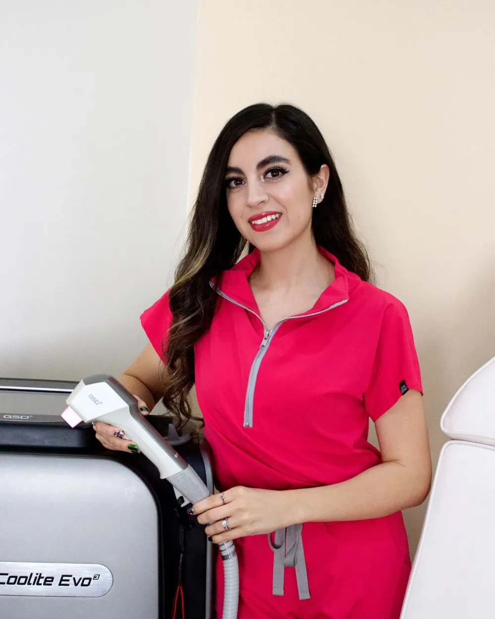 La Dra. Anahí Olmos junto al equipo de depilación láser